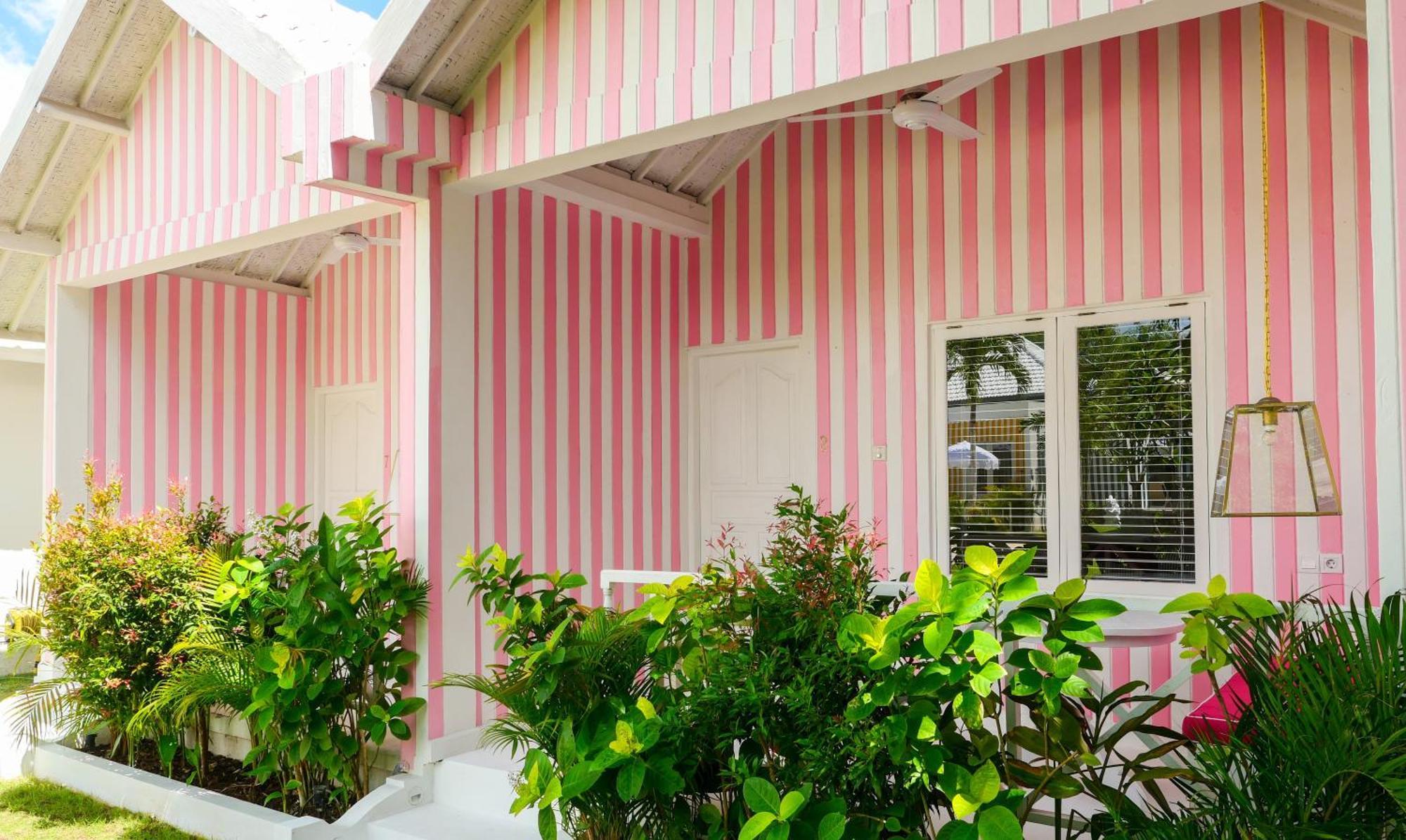 Ria Uluwatu, Tropical Chic Hotel מראה חיצוני תמונה